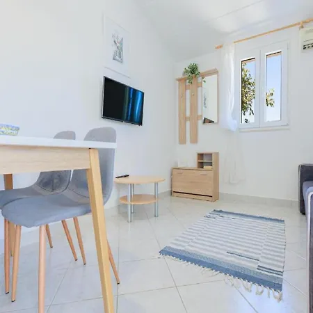 Lumbarda Resort Apartments 아파트